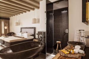 Letto o letti in una camera di Myconian Utopia Relais & Chateaux