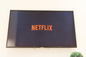 TV a/nebo společenská místnost v ubytování Pleasant Stay
