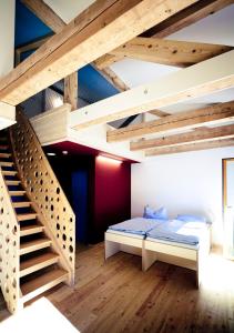 - une chambre avec des lits superposés et un escalier dans l'établissement Jugendherberge Berchtesgaden, à Berchtesgaden