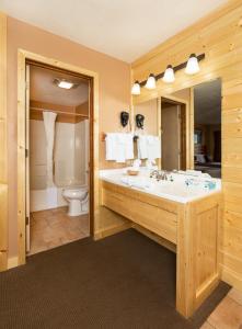 bagno con lavandino e servizi igienici di Flat Creek Inn a Jackson