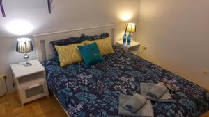 Posteľ alebo postele v izbe v ubytovaní Rent0nline Hoża Apartment Center Metro
