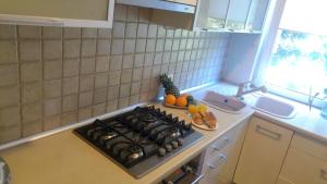 Kuchyňa alebo kuchynka v ubytovaní Rent0nline Hoża Apartment Center Metro