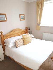 A bed or beds in a room at Swandale Guest House 