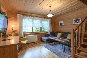 un salon avec un canapé et une table dans l'établissement Regionalny Domek pod Skocznią, à Zakopane