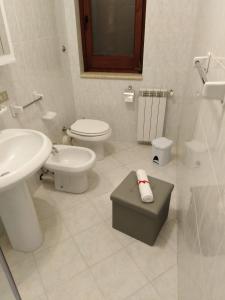 un bagno bianco con lavandino e WC di Affittacamere Casa Quisquina a Santo Stefano Quisquina