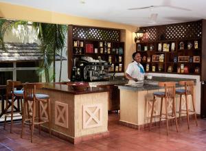 海王星海滩度假村 - 全包酒店酒廊或酒吧区
