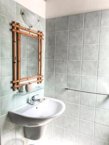 La salle de bains est pourvue d'un lavabo et d'un miroir. dans l'établissement S'Aposentu, à Muravera