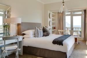
A bed or beds in a room at Cape View Clifton

