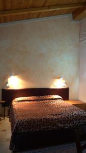 a bedroom with a bed with two lights on the wall at Agriturismo Da Gas in San Giorgio in Bosco