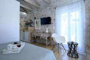 ツォウカラデスにあるCasa Ovataのベッドルーム1室(ベッド1台、デスク、白い椅子付)