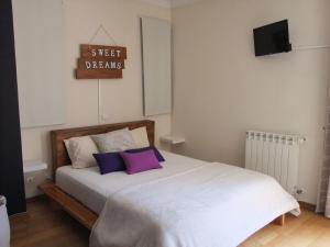 a bedroom with a bed with a sign that reads sweet dreams at Black Hill Guest House in Faro