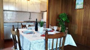 einen Tisch in einer Küche mit einem weißen Tischtuch in der Unterkunft Apartment Petar in Lastovo