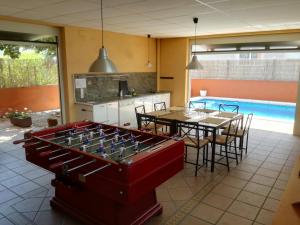 uma cozinha e sala de jantar com uma mesa e uma piscina em Casa Ferriols 2.0 em Peralada