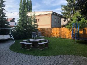 Vonkajšia záhrada v ubytovaní Négy évszak apartmanház
