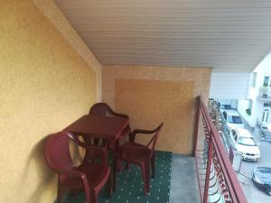 Il dispose d'un balcon avec une table et des chaises. dans l'établissement Apartman Ivana Ića, à Sokobanja