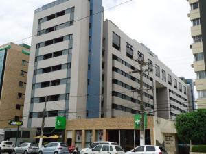 ein großes Gebäude mit davor geparkt in der Unterkunft Apartamento Luxo 2/4 Beira-Mar Pajuçara - Maceió in Maceió
