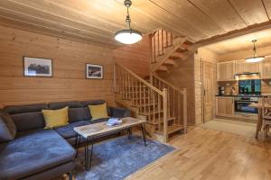 un salon avec un canapé et une table dans l'établissement Regionalny Domek pod Skocznią, à Zakopane