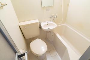 uma pequena casa de banho com WC e lavatório em Dazaifu - Apartment / Vacation STAY 36942 em Dazaifu