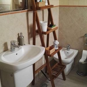 ein Badezimmer mit Waschbecken und Toilette in der Unterkunft Trail House- Countryside and Beach in Longueira