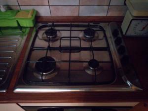 um forno com placa de fogão sentado numa cozinha em SoleLuna B&B em Cropani