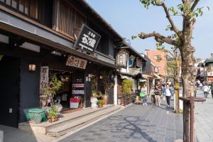 uma rua com pessoas andando em frente a uma loja em Dazaifu - Apartment / Vacation STAY 36947 em Dazaifu