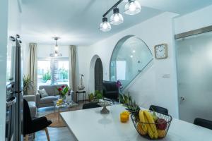 cocina y sala de estar con mesa y sillas en Andreotis Villas, en Protaras