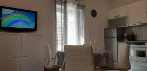 Kuchyň nebo kuchyňský kout v ubytování Apartments Karlo