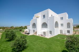 een luchtzicht op een wit huis met een grote tuin bij Ktima Lino in Agia Anna Naxos