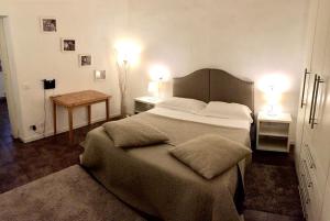 ローマにあるGuest Apartment Montiのベッドルーム1室(ランプ2つ付)