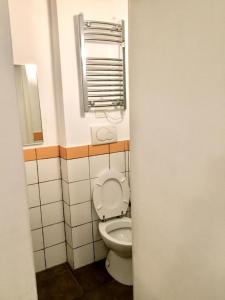 ローマにあるGuest Apartment Montiの小さなバスルーム(トイレ、窓付)が備わります。