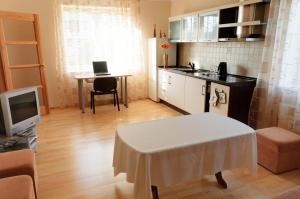 a small kitchen with a table and a kitchen gmaxwell gmaxwell gmaxwell gmaxwell gmaxwell at Jūratės B&B Namai in Karmėlava