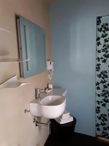 ドリアーニにあるCasamerla Doglianiのバスルーム(白い洗面台、鏡付)