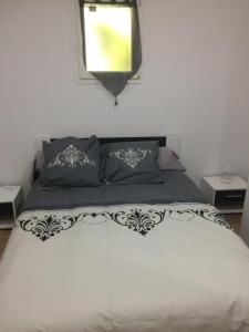 - une chambre avec un lit avec deux oreillers et une fenêtre dans l'établissement Fresi Gustave, à Levie