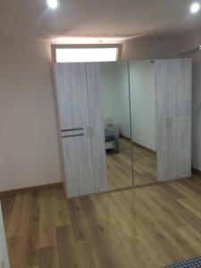 a large mirror in a room with wooden floors at Fresi Gustave in Levie