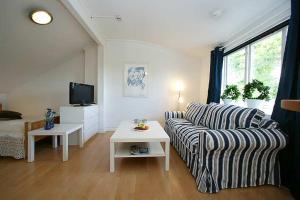 uma sala de estar com um sofá e uma televisão em Classic Leksand em Leksand