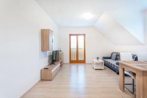 TV a/nebo společenská místnost v ubytování Apartments Roberta