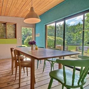 una sala da pranzo con tavolo e sedie in legno di La Carri'air a Pont-Aven