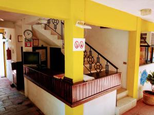 ein Laden mit gelber Wand und Treppe in einem Gebäude in der Unterkunft Hotel Calendas in Salina Cruz
