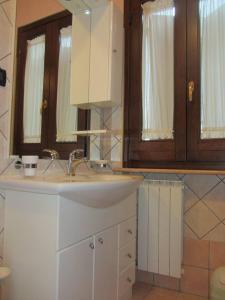 a bathroom with a sink and a mirror at Il Melograno in Torino di Sangro