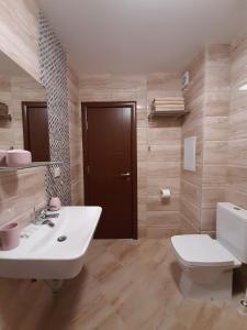 Un baño con lavabo blanco y inodoro. en Vesta Riviera - Free Parking, en Golden Sands