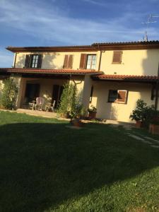 a house with a lawn in front of it at Agriturismo Il Poggiolo in Grosseto
