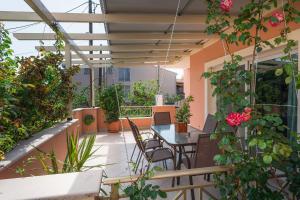 科孚城的住宿－Corfu Villa Potamaki，阳台配有桌椅和植物