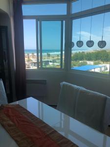 - une table à manger avec vue sur l'océan dans l'établissement Nouveau appartement vue sur mèr , renouvelé en entier, à Assilah