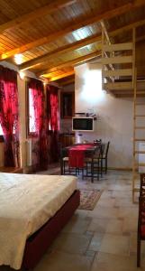 a room with a table and chairs and a bed at Agriturismo Da Gas in San Giorgio in Bosco