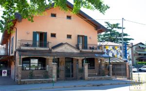 ein altes Gebäude an der Ecke einer Straße in der Unterkunft Hotel Casanova in Padua