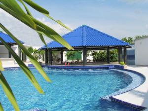 阿卡西亞斯的住宿－伊拉夸酒店，一个带凉亭的游泳池