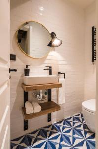 y baño con lavabo y espejo. en Miribilla by Staynnapartments, en Bilbao