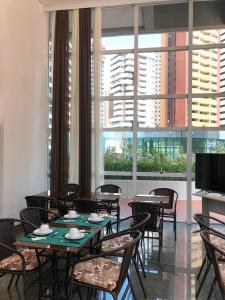 مطعم أو مكان آخر لتناول الطعام في Marina - Beach Class Apartment