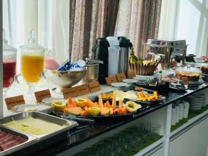 bufet z jedzeniem i napojami na stole w obiekcie Marina - Beach Class Apartment w mieście Fortaleza