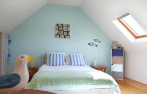 - une chambre avec un lit avec un canard dans l'établissement Le Gîte de Lancanaff près de Bréhat, à Pleubian